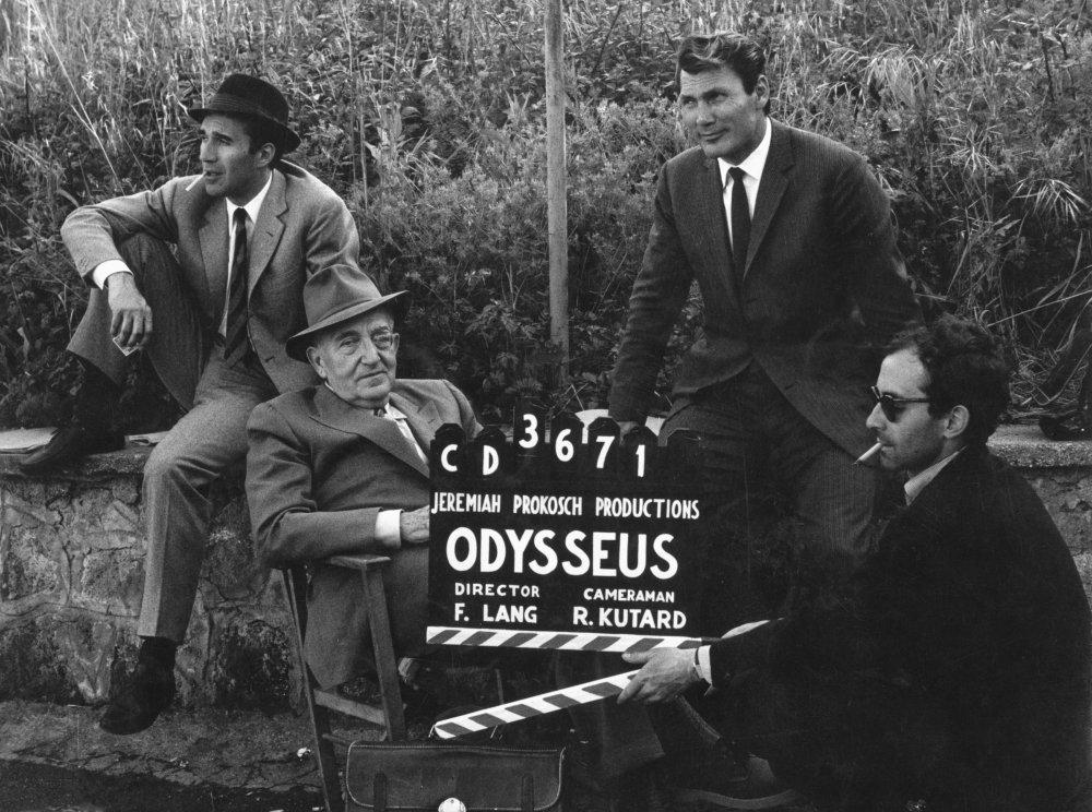戈达尔（右一）和大导演弗里兹·朗（左二）在《轻蔑》拍摄现场