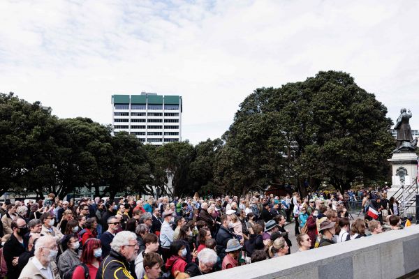11日，新西兰惠灵顿民众在议会外观看查尔斯国王的登基仪式。（法新社）