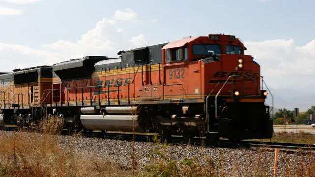 一辆BNSF列车。图片来源：CNBC