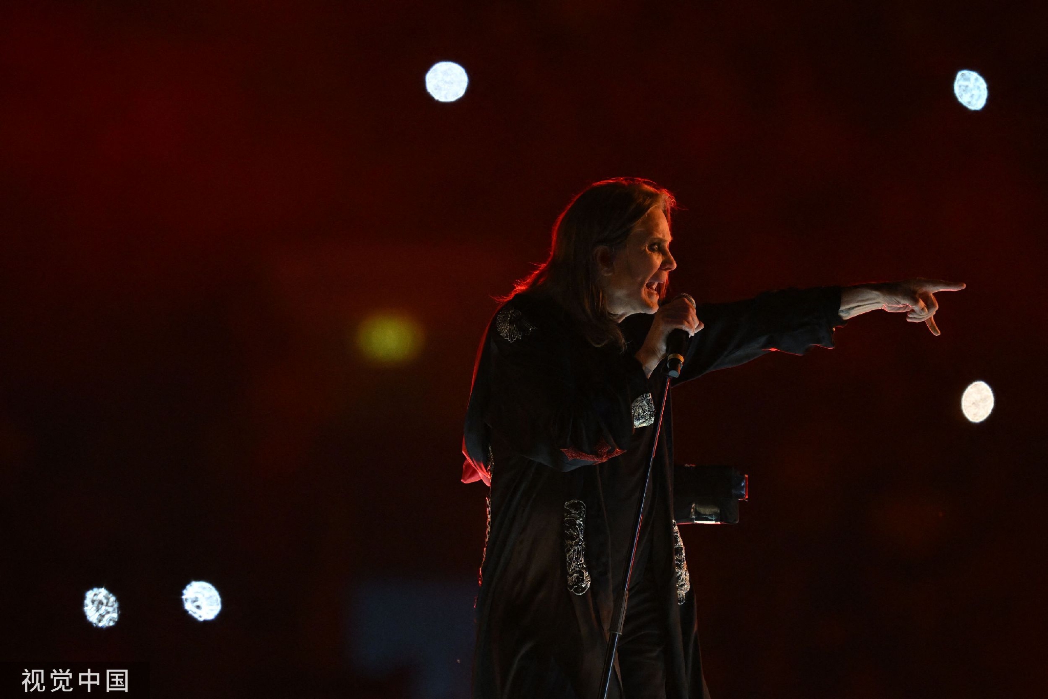 8月8日,英国伯明翰,英联邦运动会闭幕式,奥兹·奥斯朋重返故里.