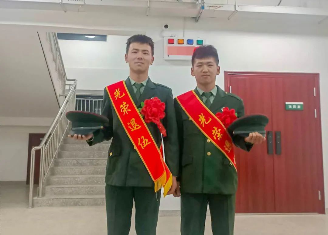 西宁开往兰州的列车上，他们狂奔7节车厢救回一条命！休闲区蓝鸢梦想 - Www.slyday.coM