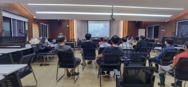 电影好看，还有热饭热菜，上厕所也不排队，台风天，这里的避灾点里很温馨休闲区蓝鸢梦想 - Www.slyday.coM