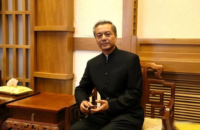 昔日主持人薛飞 蹉跎半生 归来仍是男神 儿子已成耀眼明星 比王骁更帅