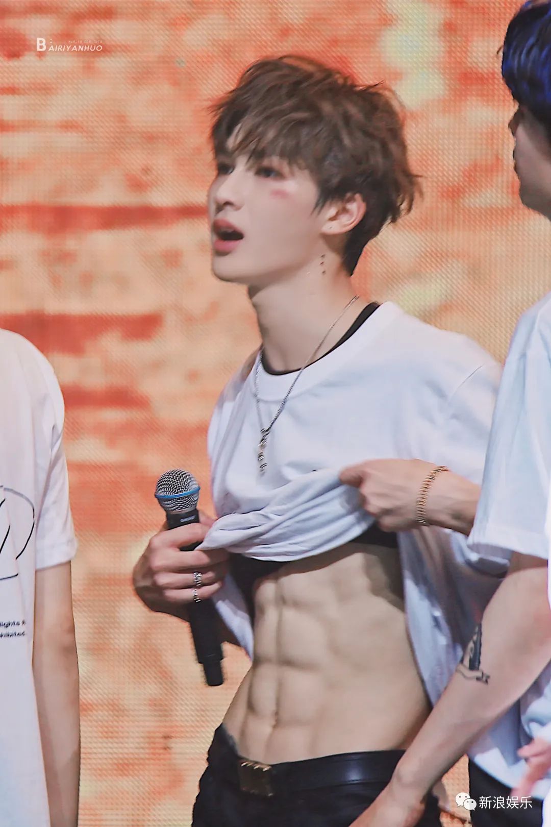 腹肌|男明星|龚俊_新浪新闻