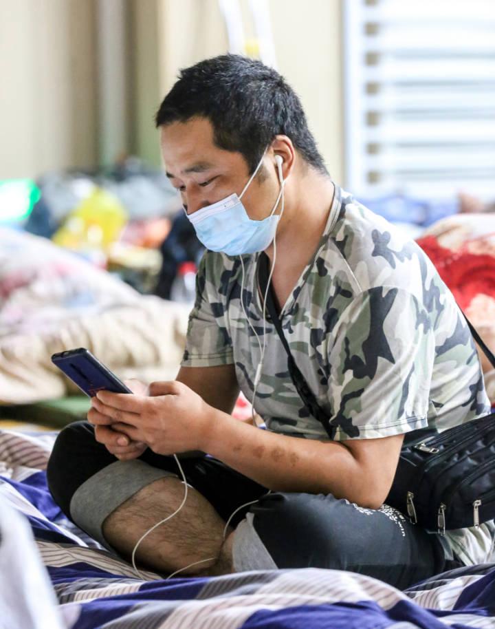 电影好看，还有热饭热菜，上厕所也不排队，台风天，这里的避灾点里很温馨休闲区蓝鸢梦想 - Www.slyday.coM