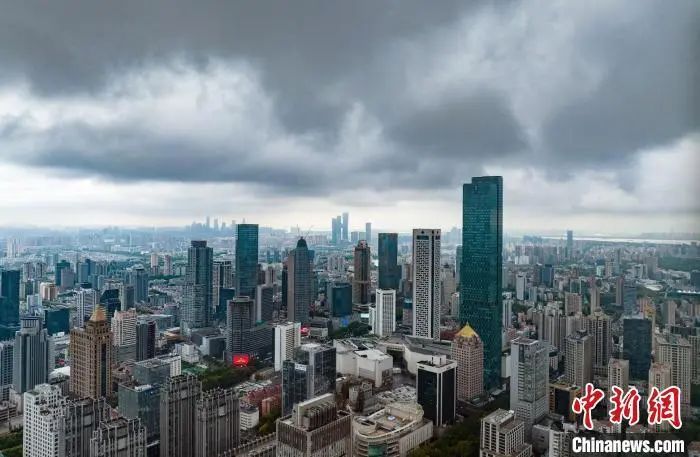 13日，受台风“梅花”外围影响的南京上空。泱波 摄