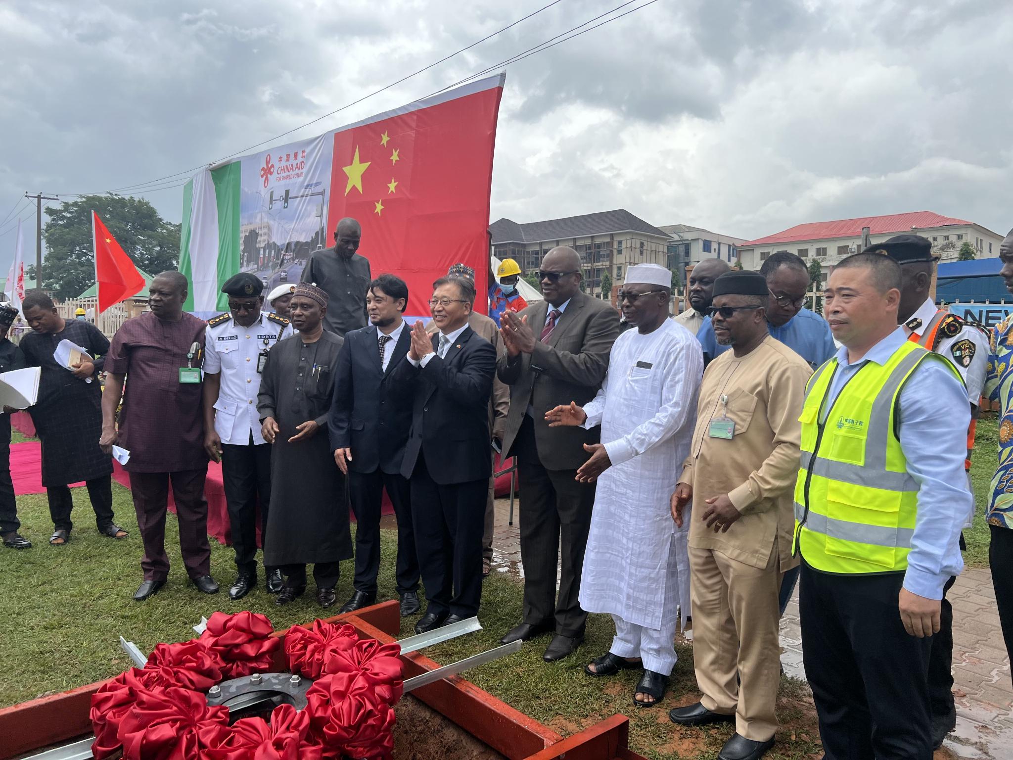 中国援尼日利亚太阳能交通信号灯二期项目开工|尼日利亚_新浪财经