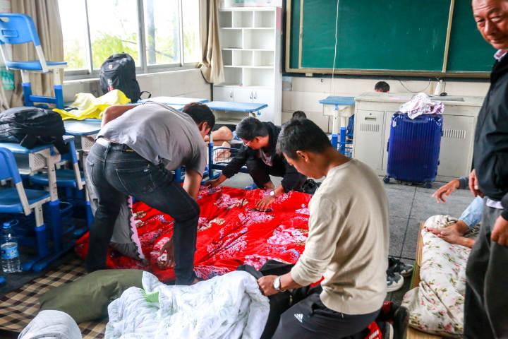 电影好看，还有热饭热菜，上厕所也不排队，台风天，这里的避灾点里很温馨休闲区蓝鸢梦想 - Www.slyday.coM