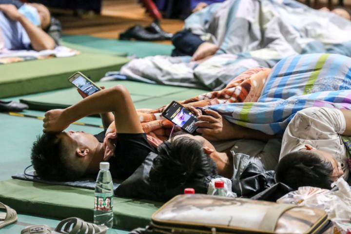 电影好看，还有热饭热菜，上厕所也不排队，台风天，这里的避灾点里很温馨休闲区蓝鸢梦想 - Www.slyday.coM