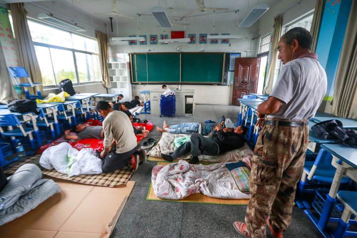 电影好看，还有热饭热菜，上厕所也不排队，台风天，这里的避灾点里很温馨休闲区蓝鸢梦想 - Www.slyday.coM