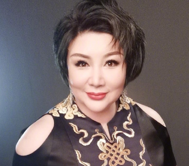 郭德纲老婆王惠露面,现身天津探班,与儿子手牵手好温馨|王惠|郭德纲|郭汾瑒_新浪新闻