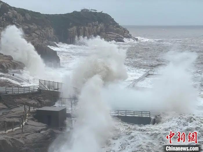 受台风“梅花”影响，浙江省舟山市东极庙子湖岛北岙码头掀起巨浪。邵洲通摄