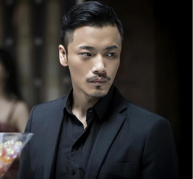 昔日主持人薛飞 蹉跎半生 归来仍是男神 儿子已成耀眼明星 比王骁更帅