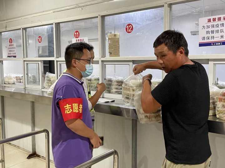 电影好看，还有热饭热菜，上厕所也不排队，台风天，这里的避灾点里很温馨休闲区蓝鸢梦想 - Www.slyday.coM