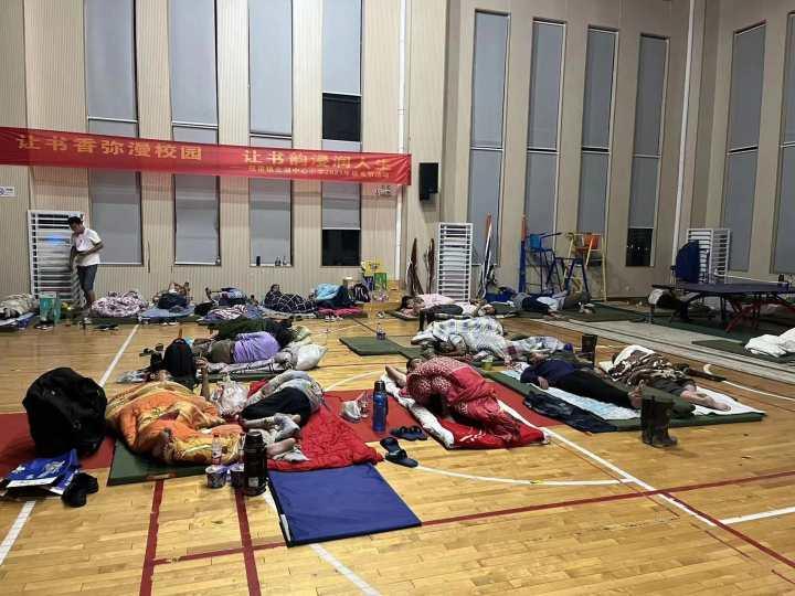 电影好看，还有热饭热菜，上厕所也不排队，台风天，这里的避灾点里很温馨休闲区蓝鸢梦想 - Www.slyday.coM