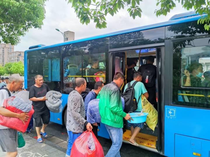 电影好看，还有热饭热菜，上厕所也不排队，台风天，这里的避灾点里很温馨休闲区蓝鸢梦想 - Www.slyday.coM