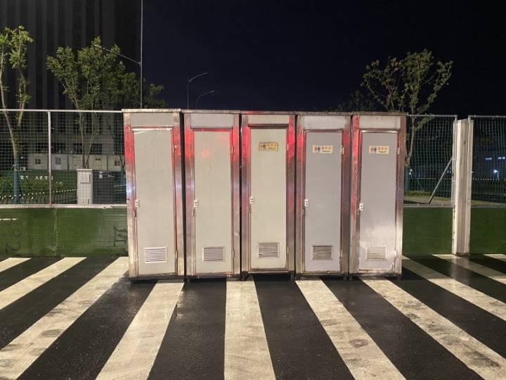 电影好看，还有热饭热菜，上厕所也不排队，台风天，这里的避灾点里很温馨休闲区蓝鸢梦想 - Www.slyday.coM