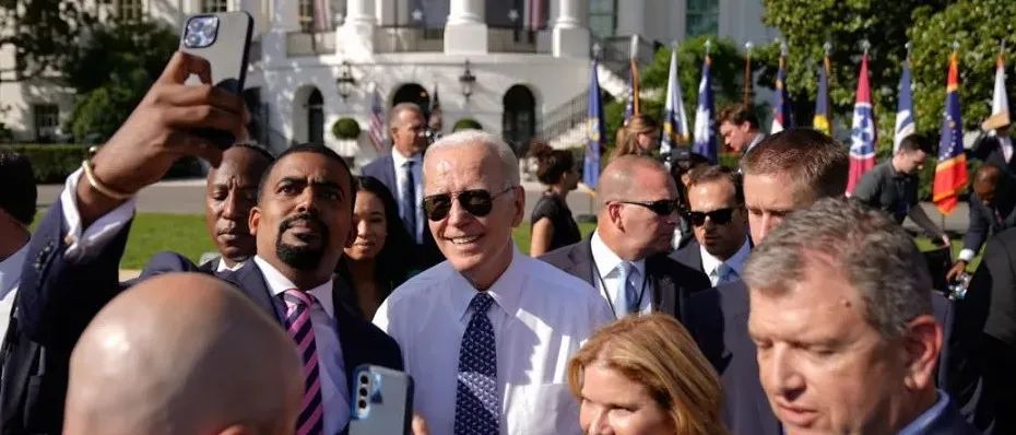 美股暴跌，拜登却庆功，CNN掐信号…