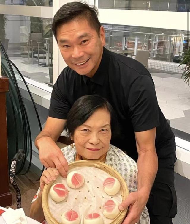 当时余慕莲是在社区中心学做裁缝,接着看到陈有后(后叔)正在教话剧班