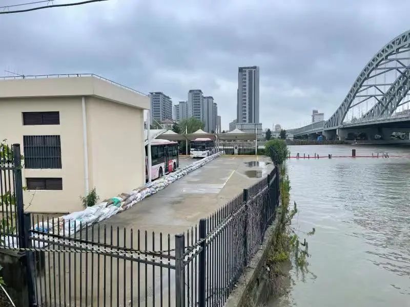 升级！台风橙色预警！今晚9点起上海地铁高架地面线路停运！休闲区蓝鸢梦想 - Www.slyday.coM