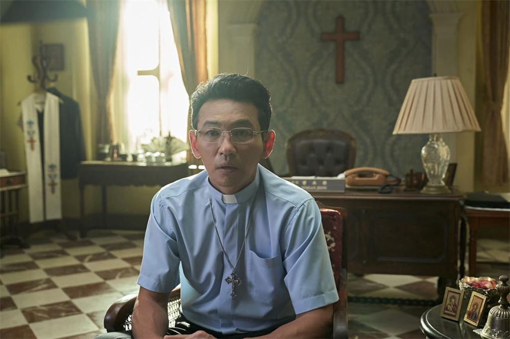 包装成传教士的毒枭全耀焕(黄政民 饰)