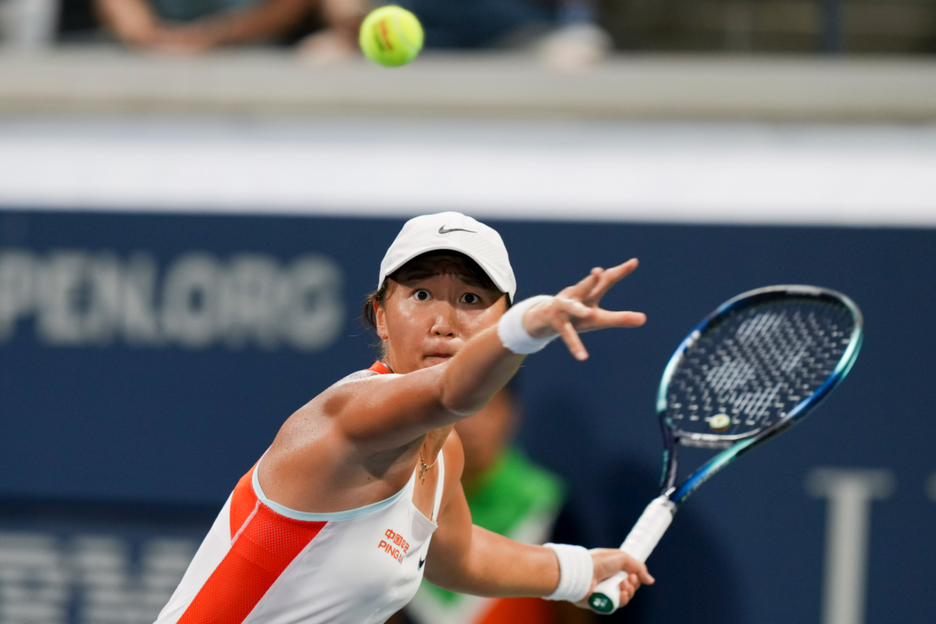 王曦雨在比赛中回球,她比郑钦文成名还早.