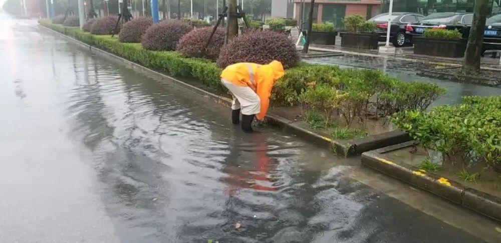 升级！台风橙色预警！今晚9点起上海地铁高架地面线路停运！休闲区蓝鸢梦想 - Www.slyday.coM