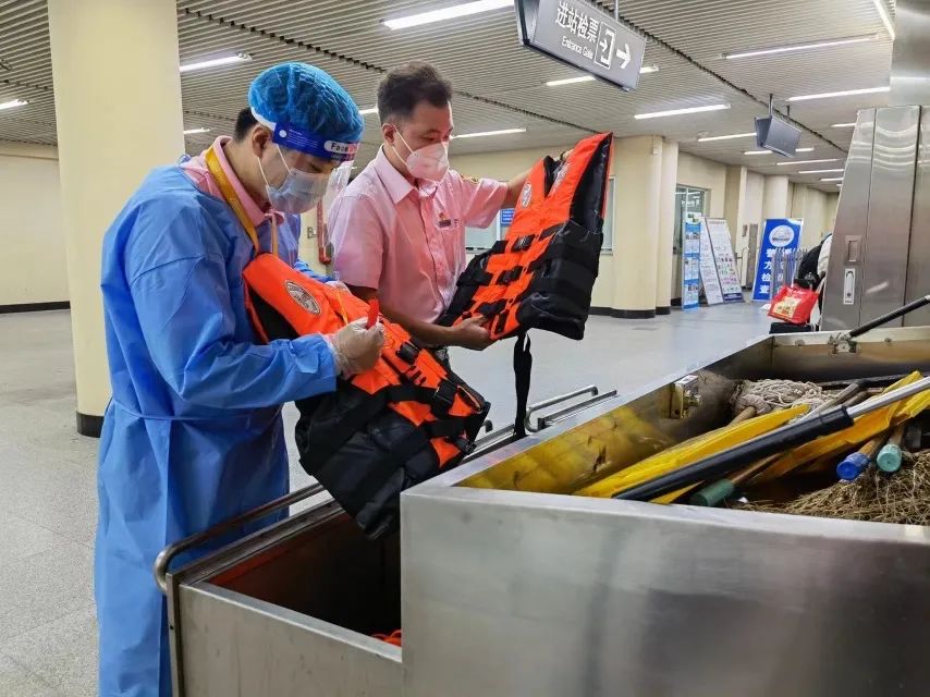 升级！台风橙色预警！今晚9点起上海地铁高架地面线路停运！休闲区蓝鸢梦想 - Www.slyday.coM