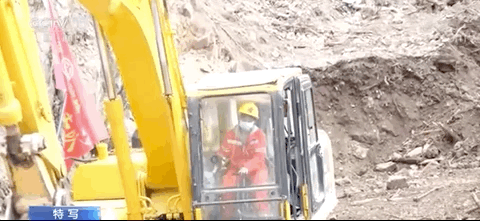 绝壁上开挖掘机！她说“没有时间去害怕”休闲区蓝鸢梦想 - Www.slyday.coM