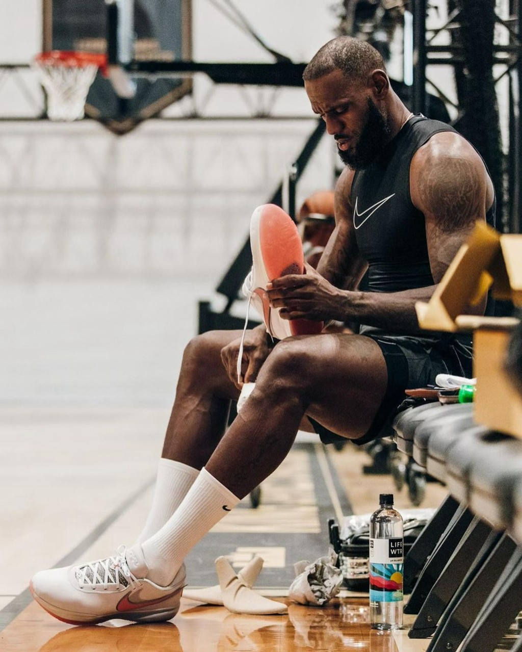 一张图看懂 lbj 20 发售日期!多款配色提前曝光!__财经头条