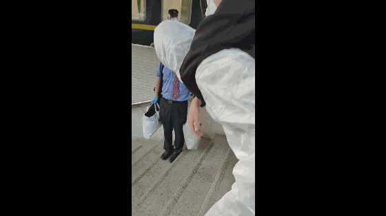 【1024·点赞】返乡路上，他们狂奔7节车厢救回一条命！休闲区蓝鸢梦想 - Www.slyday.coM