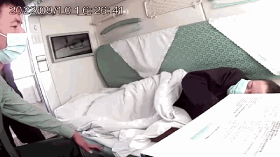 西宁开往兰州的列车上，他们狂奔7节车厢救回一条命！休闲区蓝鸢梦想 - Www.slyday.coM