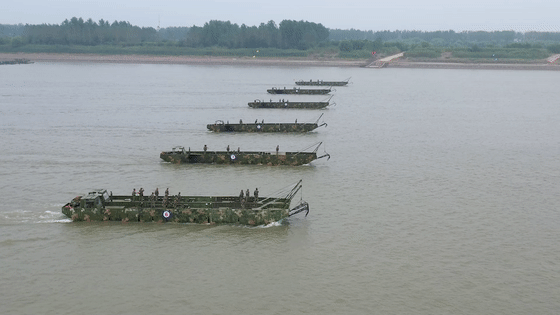 20分钟！解放军在长江上架起千米浮桥休闲区蓝鸢梦想 - Www.slyday.coM