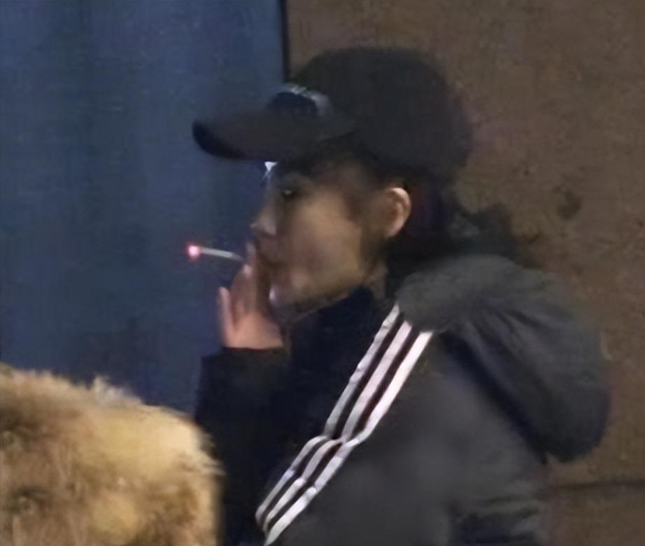 baby聚会抽烟被偷拍！吞云吐雾姿势熟悉，盘腿而坐素颜太惊艳休闲区蓝鸢梦想 - Www.slyday.coM