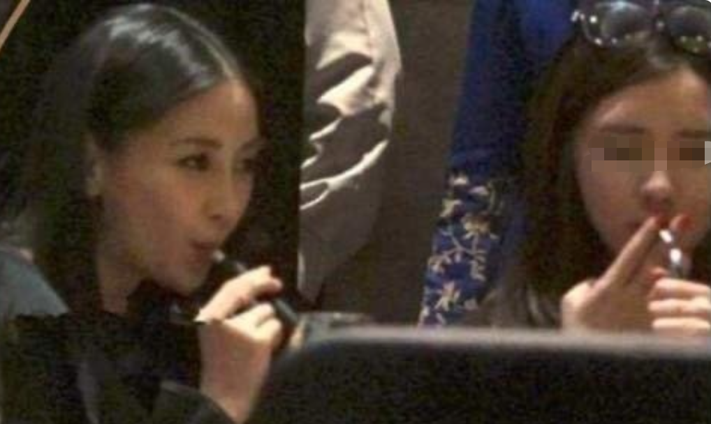 baby聚会抽烟被偷拍！吞云吐雾姿势熟悉，盘腿而坐素颜太惊艳休闲区蓝鸢梦想 - Www.slyday.coM