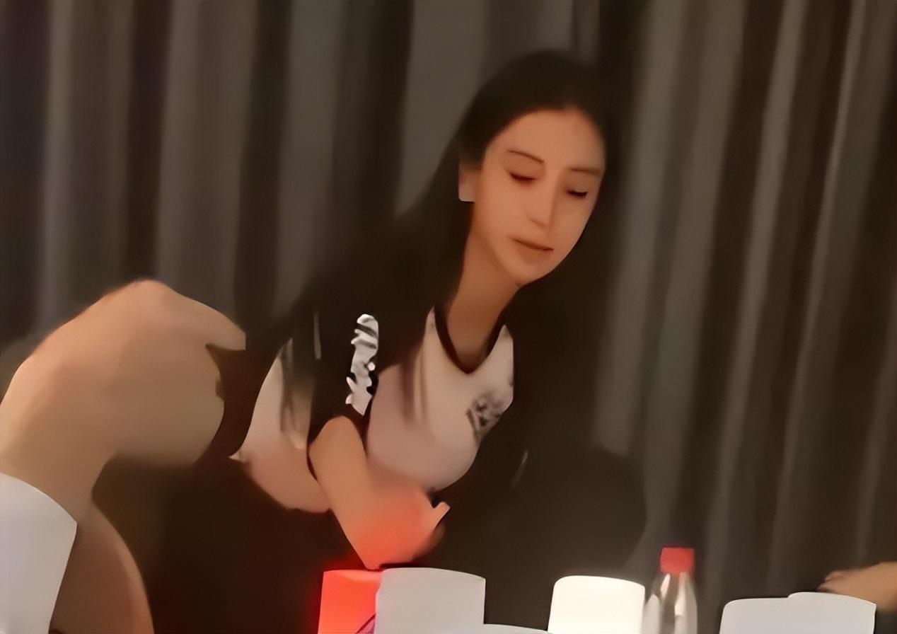 baby聚会抽烟被偷拍！吞云吐雾姿势熟悉，盘腿而坐素颜太惊艳休闲区蓝鸢梦想 - Www.slyday.coM