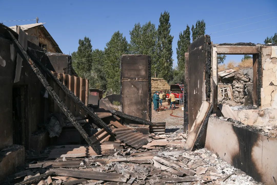 ▲当地时辰2022年9月14日，亚美尼亚瓦尔代尼斯镇，一座房屋被炮击蹂躏。（视觉中国）