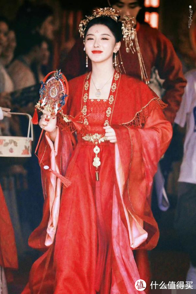 孔雪儿一袭红色大婚造型 一改往日风格！《明媒善娶》海报官宣！这是不是你心目中的汉服婚服！休闲区蓝鸢梦想 - Www.slyday.coM