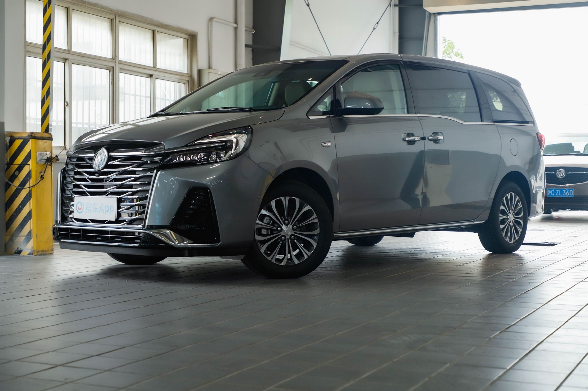 外观更大气到店实拍2023款别克gl8陆上公务舱