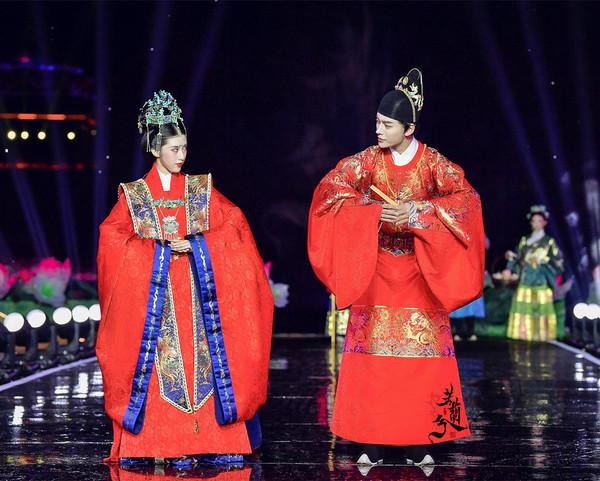 孔雪儿一袭红色大婚造型 一改往日风格！《明媒善娶》海报官宣！这是不是你心目中的汉服婚服！休闲区蓝鸢梦想 - Www.slyday.coM