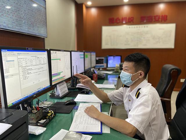 上海站职责人员负责查对停运列车革新呐喊 上海铁路局供图