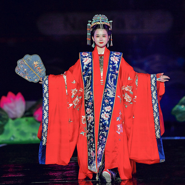 孔雪儿一袭红色大婚造型 一改往日风格！《明媒善娶》海报官宣！这是不是你心目中的汉服婚服！休闲区蓝鸢梦想 - Www.slyday.coM