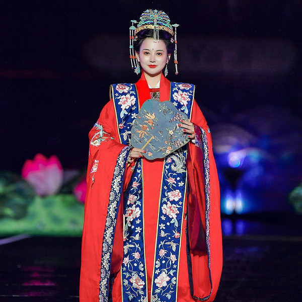 孔雪儿一袭红色大婚造型 一改往日风格！《明媒善娶》海报官宣！这是不是你心目中的汉服婚服！休闲区蓝鸢梦想 - Www.slyday.coM