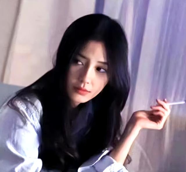 Baby私下会友遭出卖，盘腿抽烟视频被放上网，偷拍者就坐在她对面休闲区蓝鸢梦想 - Www.slyday.coM