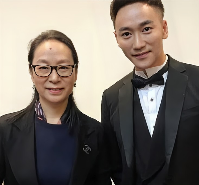 奚美娟:月子期间含泪离婚,单亲妈妈27年,如今儿子孝顺事业红火__财经