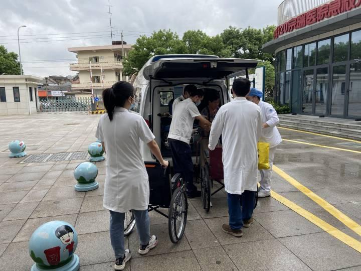 小时健康小站最前线丨为抵御台风，社区医护逐个将老年患者转移至应急点
