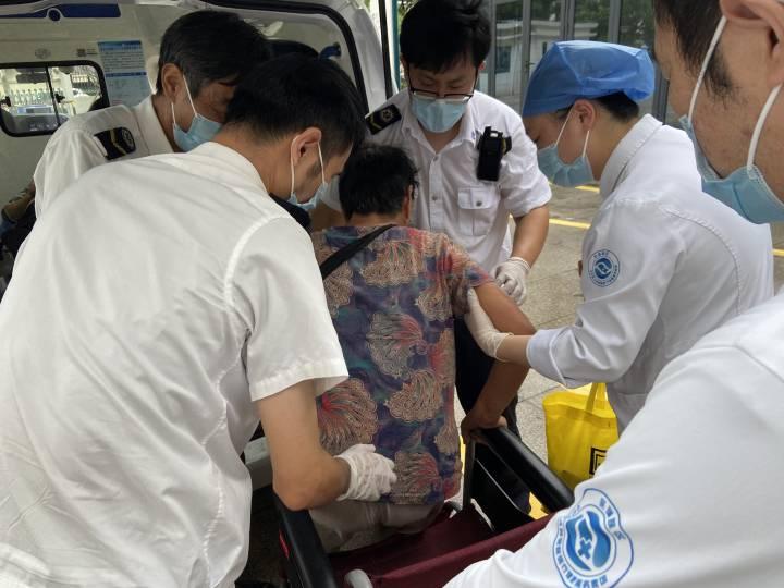 小时健康小站最前线丨为抵御台风，社区医护逐个将老年患者转移至应急点