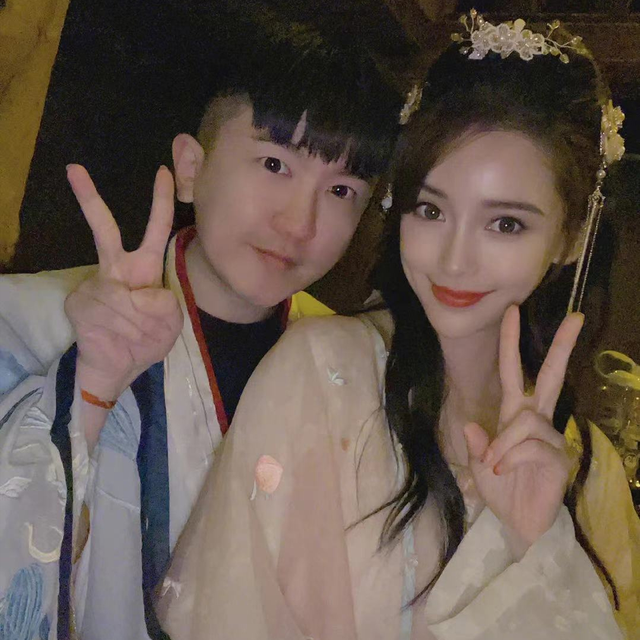 Baby私下会友遭出卖，盘腿抽烟视频被放上网，偷拍者就坐在她对面休闲区蓝鸢梦想 - Www.slyday.coM