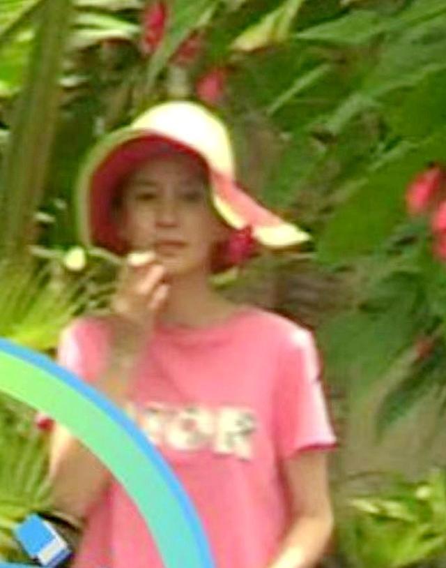 Baby私下会友遭出卖，盘腿抽烟视频被放上网，偷拍者就坐在她对面休闲区蓝鸢梦想 - Www.slyday.coM