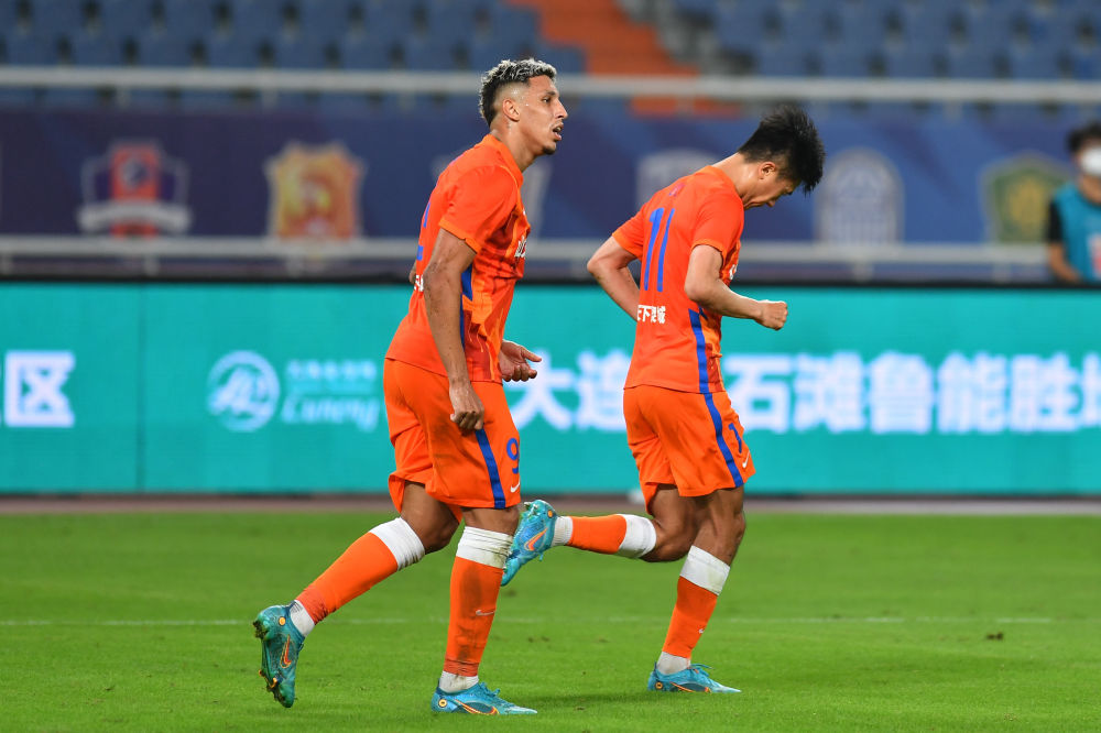 山东泰山队球员刘洋（右）在比赛中进球。新华社记者朱峥摄